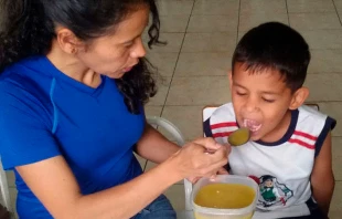 Un niu00f1o beneficiario del comedor. Cru00e9dito: Sitio web de las Hermanas de Nuestra Seu00f1ora de la Compasiu00f3n / ndcompassion.com 