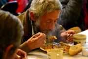 El legado de “Fray Andresito” alimenta a pobres en las calles de Santiago de Chile [VIDEO]
