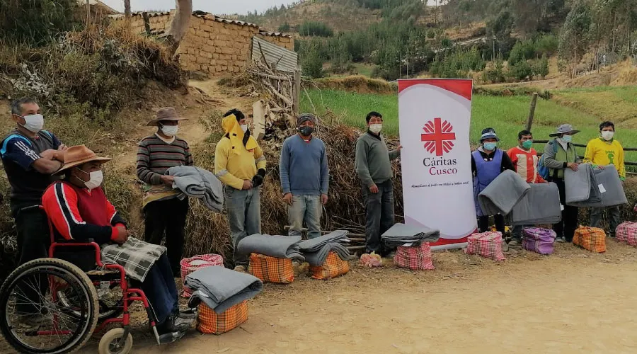 Entrega de alimentos de la campaña “El amor solidario es más fuerte que la pandemia”. Crédito: Arzobispado del Cusco.