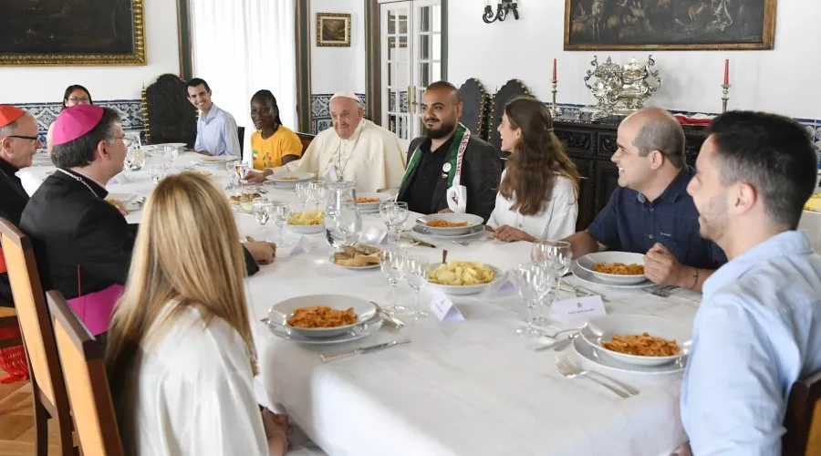 El Papa Francisco comparte el almuerzo con varios jóvenes en Lisboa. Crédito: Vatican Media?w=200&h=150