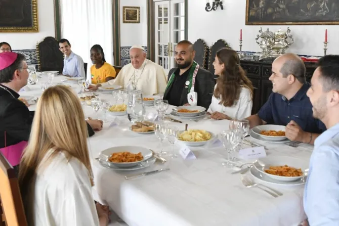 El Papa Francisco comparte almuerzo con 10 jóvenes de diferentes países en la JMJ