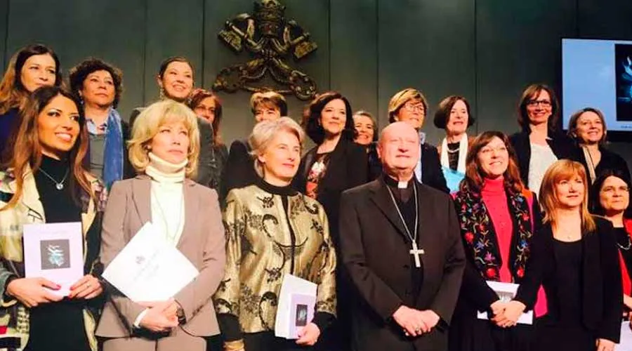 La comisión femenina para el Pontificio Consejo para la Cultura con el Cardenal Gianfranco Ravasi / Foto: Veronica Giacometti (ACI Prensa)i