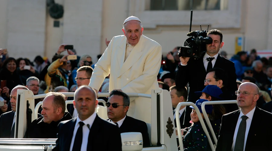 El Papa saluda a los fieles durante la Audiencia. Foto: Lucía Ballester / ACI Prensa?w=200&h=150