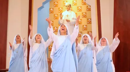 Este alegre homenaje a San Juan Pablo II incluye el granito de mostaza en polaco [VIDEO]