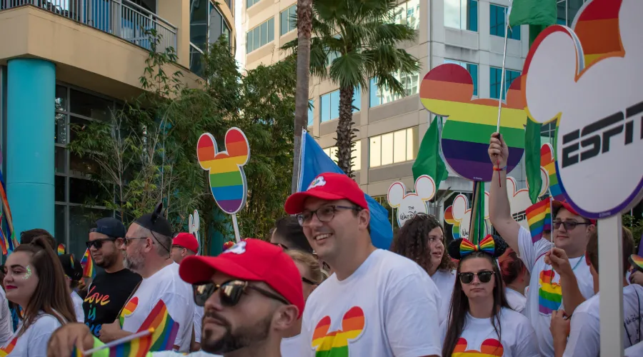 Comunidad gay de Disney en el desfile Come Out With Pride Orlando, el 12 de octubre de 2019 . Crédito: Shutterstock?w=200&h=150
