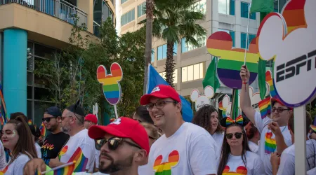 Más de 125 mil firman campaña que rechaza primera noche del “orgullo gay” en Disneyland