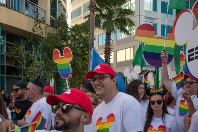 Más de 125 mil firman campaña que rechaza primera noche del “orgullo gay” en Disneyland