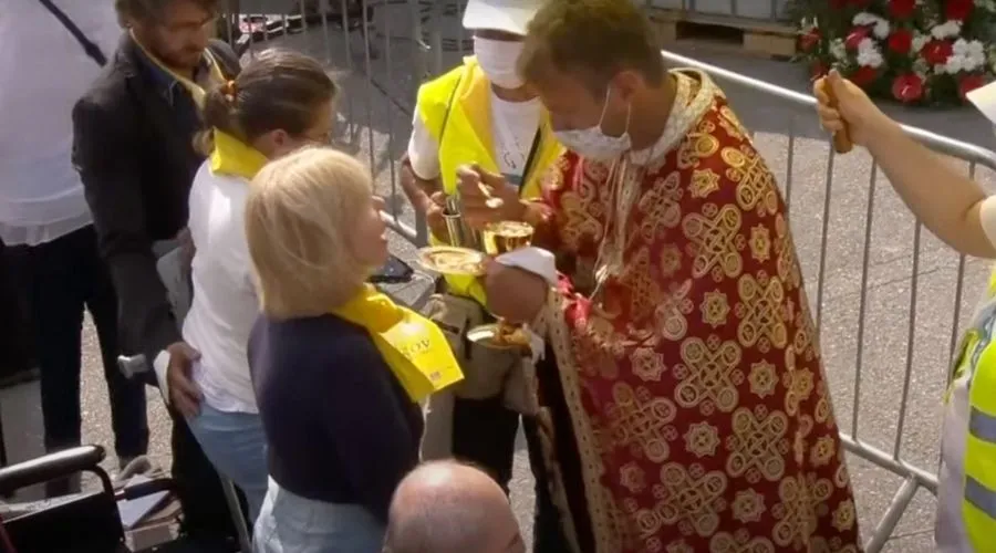 Comunión en la Divina Liturgia presidida por el Papa Francisco este 14 de septiembre en Eslovaquia. Crédito: Captura de video / Vatican Media.