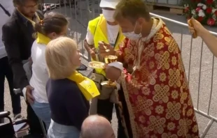 Comuniu00f3n en la Divina Liturgia presidida por el Papa Francisco este 14 de septiembre en Eslovaquia. Cru00e9dito: Captura de video / Vatican Media. 