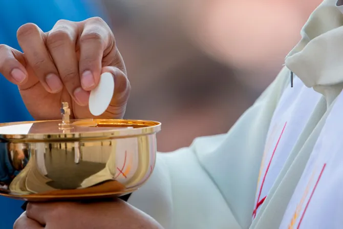 Arzobispo: Católicos que apoyan aborto no deben acercarse a la Eucaristía