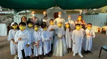 Niños que recibieron los sacramentos en Tierra Santa. Crédito: Facebook del Vicariato de St. James para los católicos de habla hebrea en Israel.