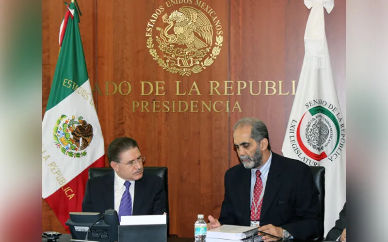 Juan Dabdoub Giacoman (derecha) presentando las firmas en el Senado. Foto: ConFamilia