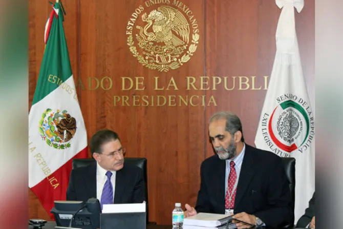 Presentan 20 mil firmas a favor de la familia en Senado de México