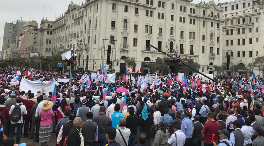 #ConMisHijosNoTeMetas: El multitudinario evento en la Plaza San Martín y calles aledañas. Foto: María Ximena Rondón / ACI Prensa