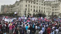 #ConMisHijosNoTeMetas: El multitudinario evento en la Plaza San Martín y calles aledañas. Foto: María Ximena Rondón / ACI Prensa