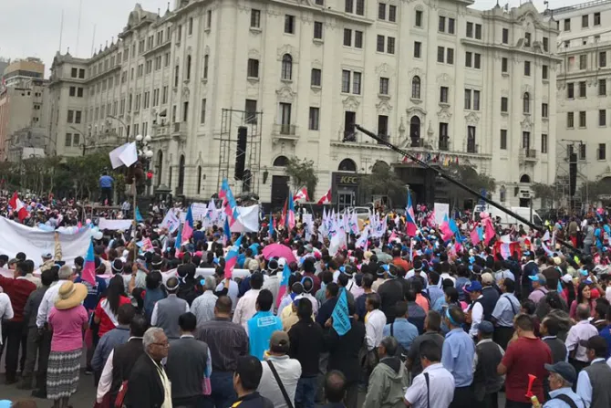 #ConMisHijosNoTeMetas: Multitudinaria marcha contra la ideología de género en Perú [FOTOS]