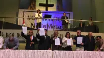 Líderes cristianos y políticos en lanzamiento de campaña #ConMisHijosNoteMetas.