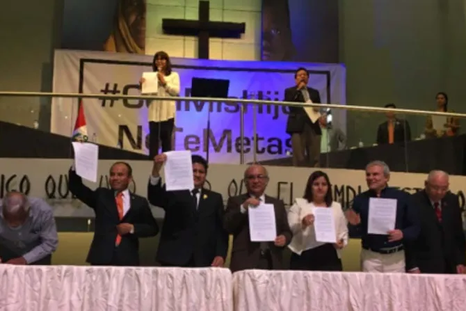 Perú: Lanzan campaña #ConMisHijosNoTeMetas contra adoctrinamiento en ideología de género