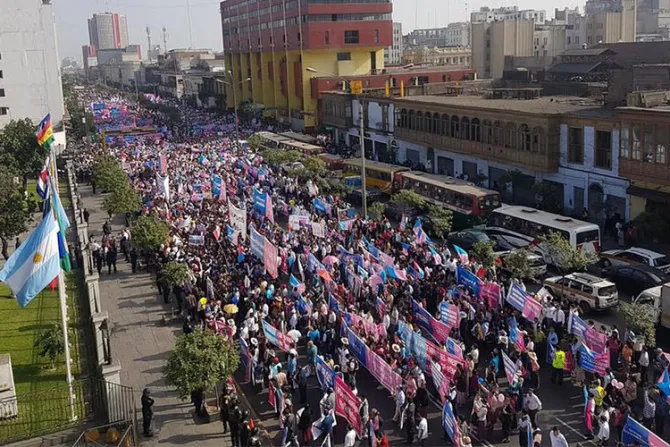 FOTOS y VIDEO: Miles marchan contra “ley mordaza” progay en Perú