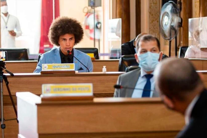 Concejal que lideró irrupción en iglesia pide su destitución