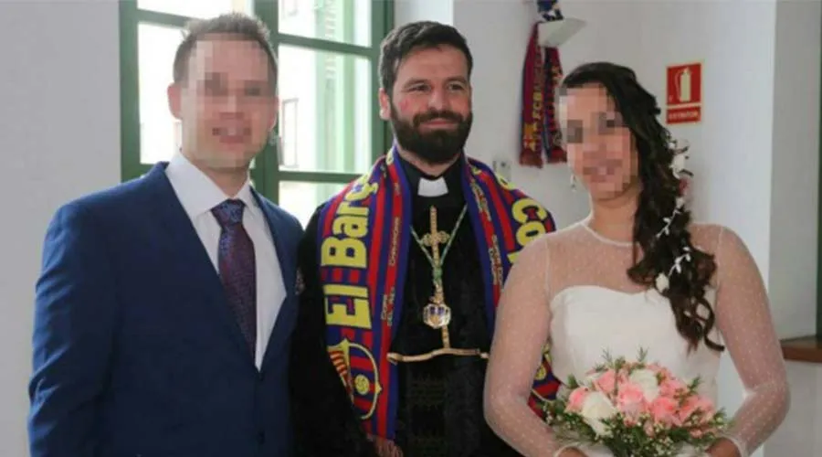 Concejal Javier Botella disfrazado de sacerdote junto a esposos. Foto: Facebook.?w=200&h=150