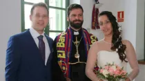 Concejal Javier Botella disfrazado de sacerdote junto a esposos. Foto: Facebook.