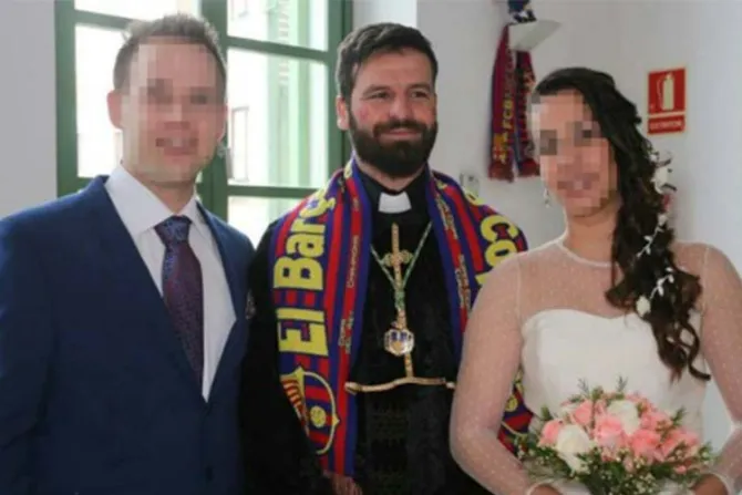 Concejal de izquierda se disfraza de sacerdote para realizar matrimonio civil