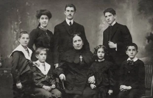 Beata Cochita Cabrera al centro junto con su familia. Cru00e9dito: Cortesu00eda Religiosas de la Cruz 