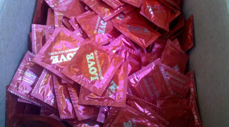 ¿Es efectivo repartir condones a jóvenes para combatir el SIDA?