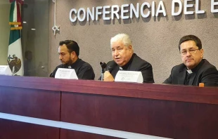 P. David Jasso, Mons. Rogelio Cabrera y Mons. Alfonso Miranda en conferencia de prensa de la Conferencia del Episcopado Mexicano este 6 de noviembre. Cru00e9dito: David Ramos / ACI. 