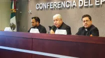 P. David Jasso, Mons. Rogelio Cabrera y Mons. Alfonso Miranda en conferencia de prensa de la Conferencia del Episcopado Mexicano este 6 de noviembre. Crédito: David Ramos / ACI.