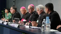 Algunos participantes del Su00ednodo en rueda de prensa en la Sala Stampa del Vaticano. Foto Daniel Ibu00e1u00f1ez / ACI Prensa