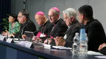 Algunos participantes del Sínodo en rueda de prensa en la Sala Stampa del Vaticano. Foto Daniel Ibáñez / ACI Prensa