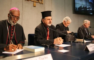 De izq. a der. Mons. Palmer Buckle, el Patriarca Ignace Youssif III Younan, el Cardenal Edoardo Menichelli, y el vocero del Vaticano, el P. Federico Lombardi. Foto Daniel Ibu00e1u00f1ez / ACI Prensa 