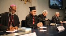 De izq. a der. Mons. Palmer Buckle, el Patriarca Ignace Youssif III Younan, el Cardenal Edoardo Menichelli, y el vocero del Vaticano, el P. Federico Lombardi. Foto Daniel Ibu00e1u00f1ez / ACI Prensa