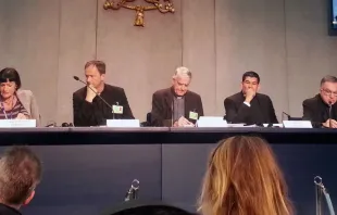 La conferencia de prensa de hoy con los voceros de la Sala Stampa del Vaticano. Foto Walter Sánchez Silva / ACI Prensa 