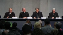 Mons. Solmi, Mons. Coleridge, Mons. Fouad Twal, y el P. Federico Lombardi en la rueda de prensa hoy. Foto Bohumil Petru00edk / ACI Prensa