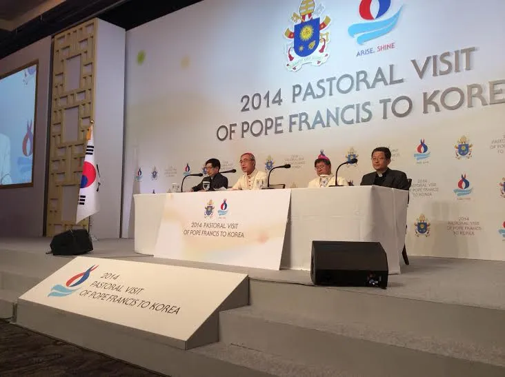 Mons. Peter Kang U-il y Mons. Cho Kyu-man en la conferencia de prensa final del viaje del Papa Francisco a Corea (Foto Walter Sánchez Silva / ACI Prensa)