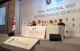 Mons. Peter Kang U-il y Mons. Cho Kyu-man en la conferencia de prensa final del viaje del Papa Francisco a Corea (Foto Walter Su00e1nchez Silva / ACI Prensa) 