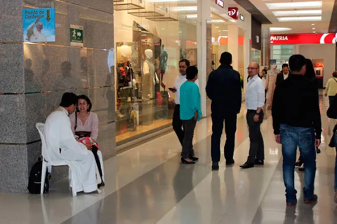 350 sacerdotes sorprendieron a colombianos al ir a centro comercial y ofrecer confesiones