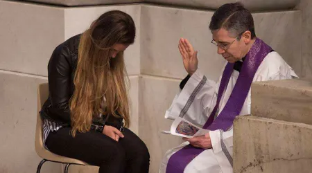 ¿Eliminó el Papa el secreto de confesión para los casos de abusos? Obispo lo explica