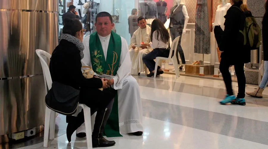 Confesión en Centro Comercial Bogotá / Foto: Conferencia Episcopal de Colombia