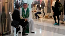 Confesión en Centro Comercial Bogotá / Foto: Conferencia Episcopal de Colombia