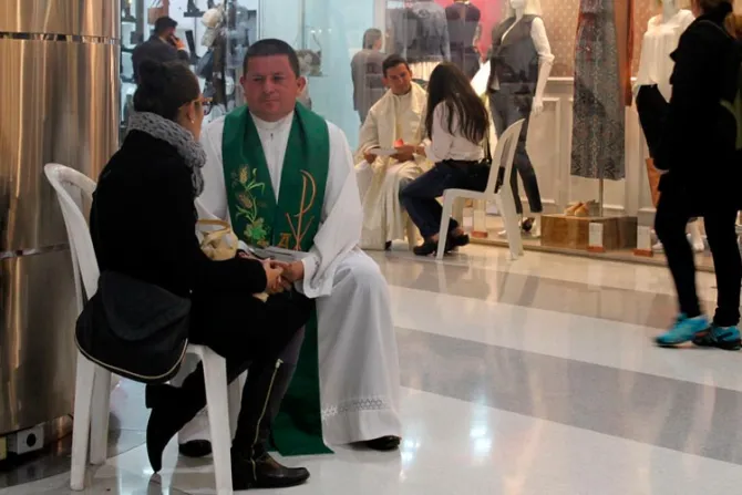 VIDEO: 120 sacerdotes convirtieron un centro comercial en un gran confesionario