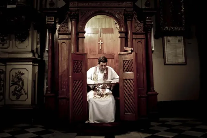 ¿Tienes “vergüenza invencible” para confesarte? El Padre Fortea ofrece esta solución