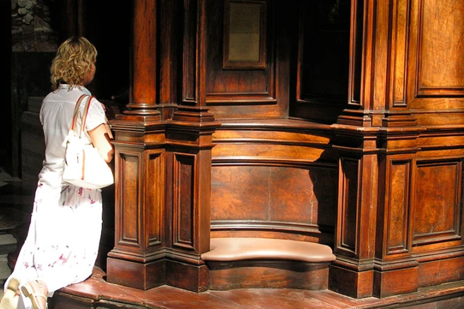 Confesarse al menos una vez al mes en el Año de la Misericordia, alienta Obispo