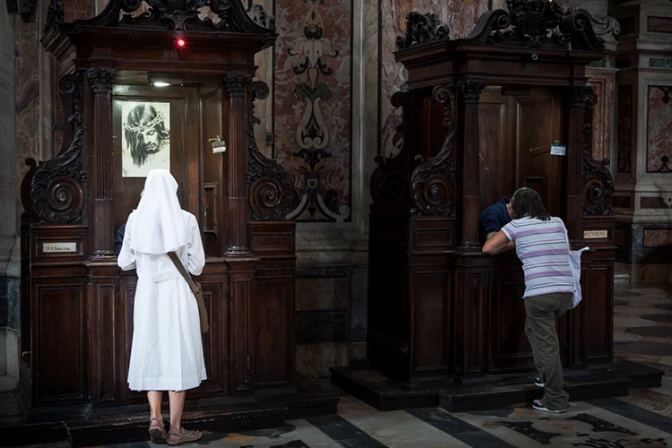 Papa Francisco alienta a asociación de sacerdotes que atiende urgencias 24 horas al día