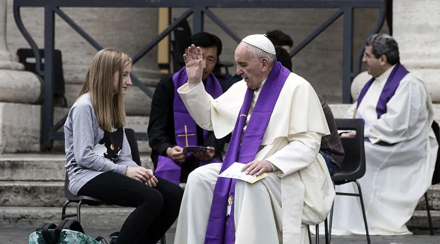 El Papa Francisco confiesa a una joven en la Plaza de San Pedro. Foto: Vatican Media
