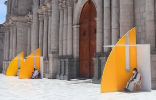 Los confesionarios en el atrio de la Catedral de Arequipa. Cru00e9dito: Arzobispado de Arequipa 