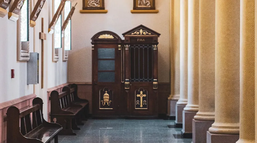 Proyecto de ley obligaría a sacerdotes a violar secreto de confesión